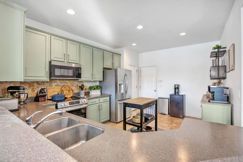 Photo 14 of 3954 Lionheart Dr, Jacksonville, FL 32216, photographed by Megapixeler