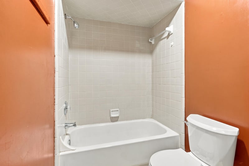 Tub and tile shower surround, photographed by Megapixeler on Blue Teal Ct, Jacksonville