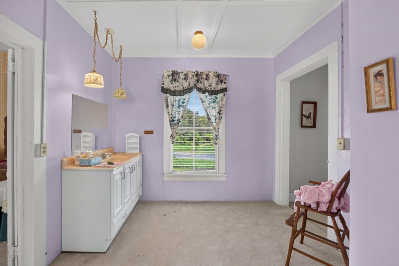 Laundry area with lavender walls and cabinetry at 1173 US-17, Satsuma, FL 32189