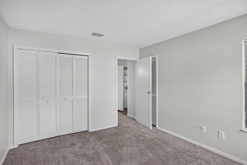 Bedroom with double closets, photographed by Megapixeler on Apple Oak Ct, Jacksonville