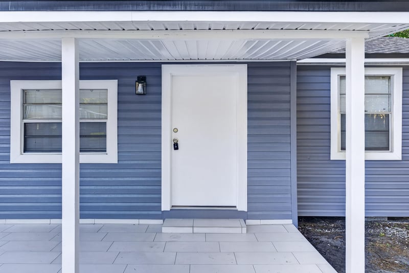 Front porch and entry door, photographed by Megapixeler on Susie St, Jacksonville