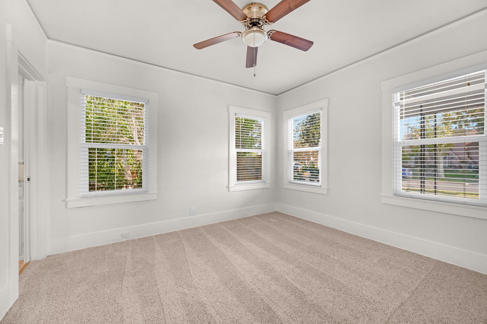 1009 N Vagedes Ave, photo 29