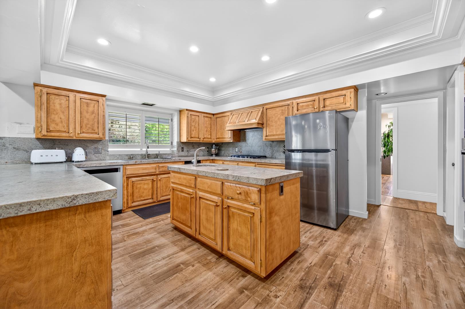 5261 N Van Ness Blvd, photo 33