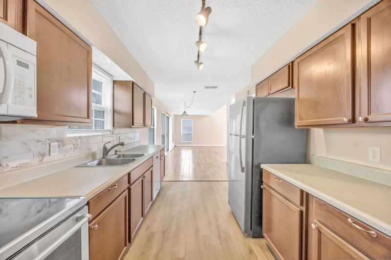 Photo 15 of 4351 Queensway Dr, Jacksonville, FL 32257, photographed by Megapixeler