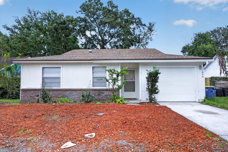 Front exterior view along the driveway at 1040 Willow Cove Ct E, Jacksonville, FL 32233