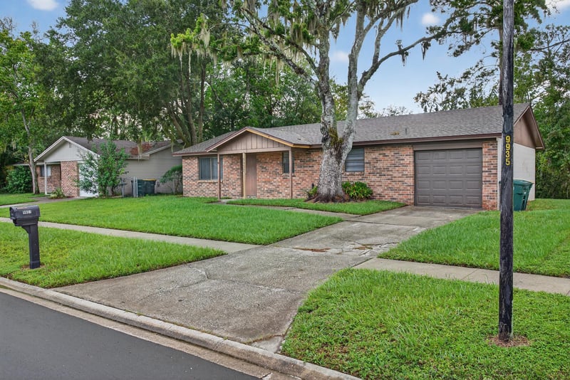 Front Right at 9937 Moss Side Ln, Jacksonville, FL 32257