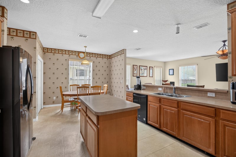 Kitchen with island and wallpaper border at 2875 Pebblewood Ln, Orange Park, FL 32065
