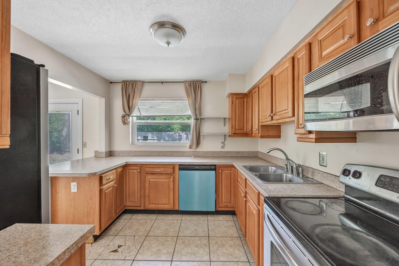 Photo 8 of 2930 Wycombe Dr W, Jacksonville, FL 32277, photographed by Megapixeler