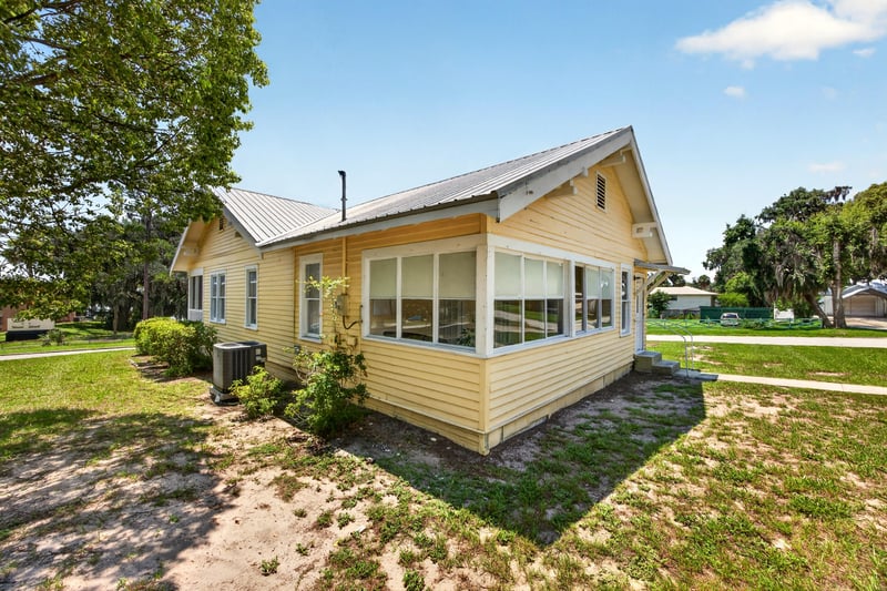 Side exterior view showing sunroom addition at 101 N Lake St, Crescent City, FL