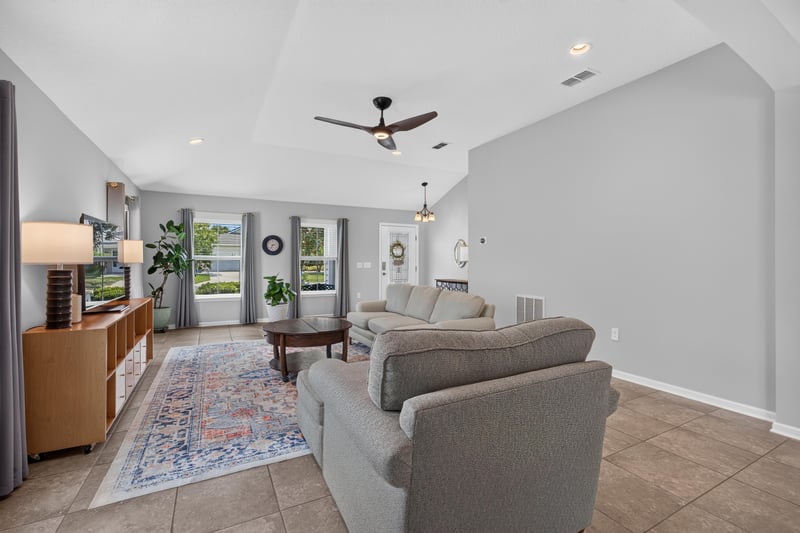 Living room wide view with vaulted ceiling at 85 Amia Dr, St. Augustine, FL 32086