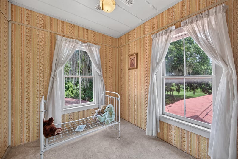 Bedroom with floral wallpaper and twin bed at 1173 US-17, Satsuma, FL 32189