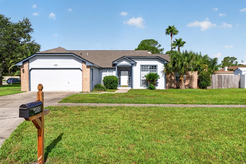 Front yard with mailbox and landscaped lawn at 400 Ashcroft Landing Dr, Jacksonville, FL 32225