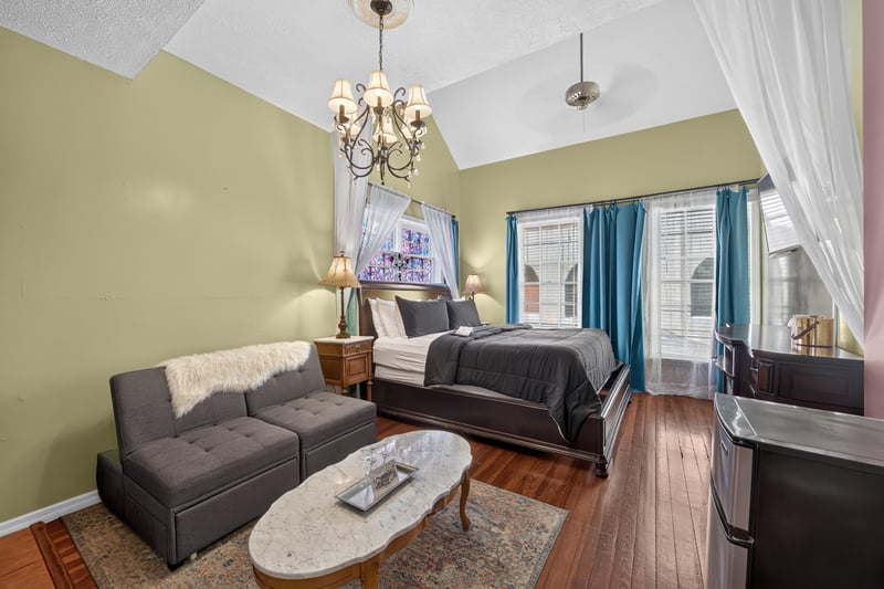 Living room with sofas and a vaulted ceiling at 115 Cordova St, St. Augustine, FL
