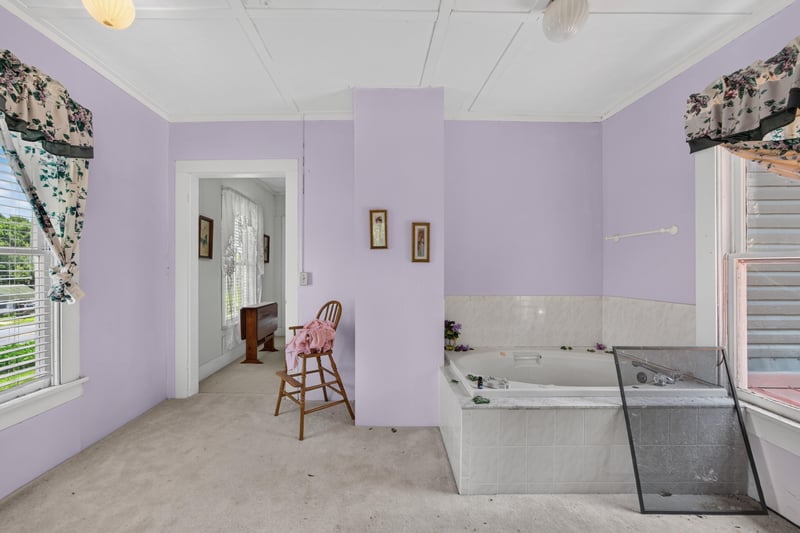 Bathroom with lavender walls and soaking tub at 1173 US-17, Satsuma, FL 32189