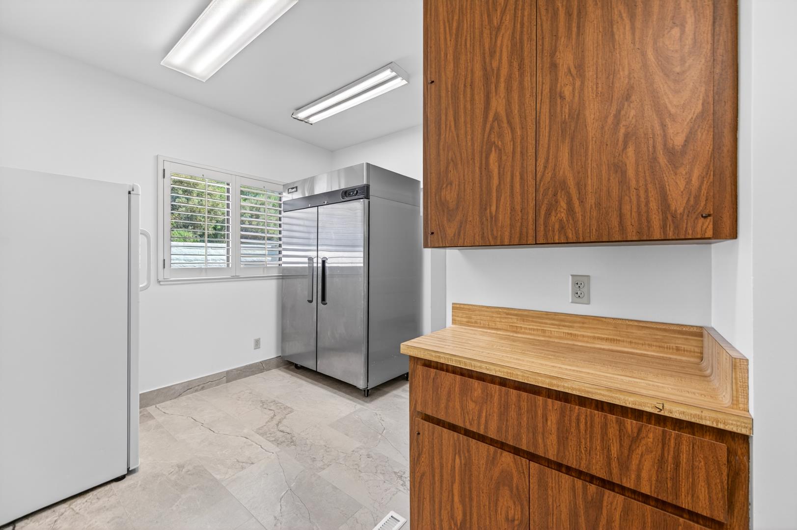 5261 N Van Ness Blvd, photo 44