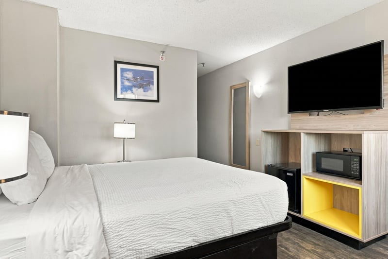 Guest room with bed, photographed by Megapixeler on Eldridge Loop, Orange Park