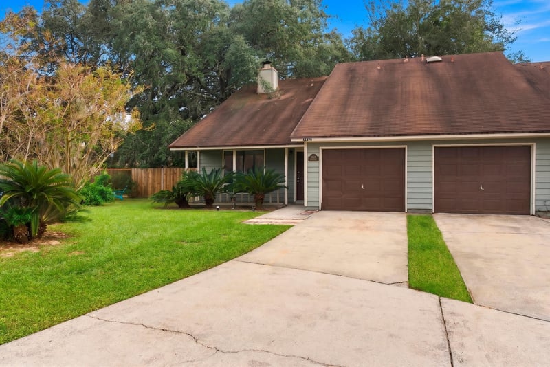 Front exterior and driveway, photographed by Megapixeler on Blue Teal Ct, Jacksonville
