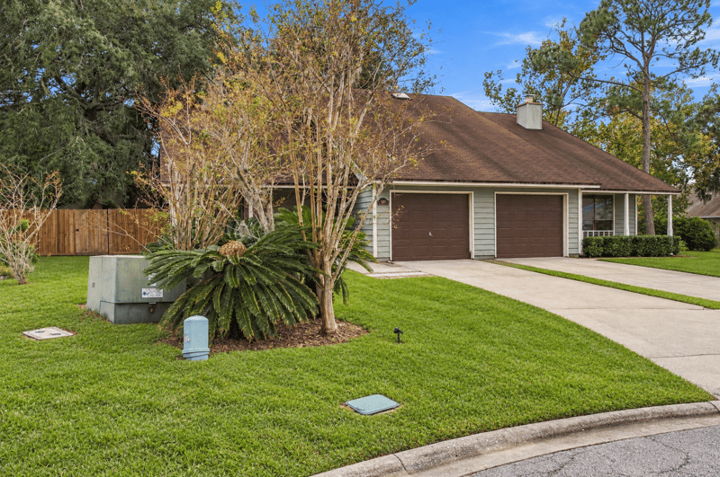Front yard and landscaping, photographed by Megapixeler on Blue Teal Ct, Jacksonville