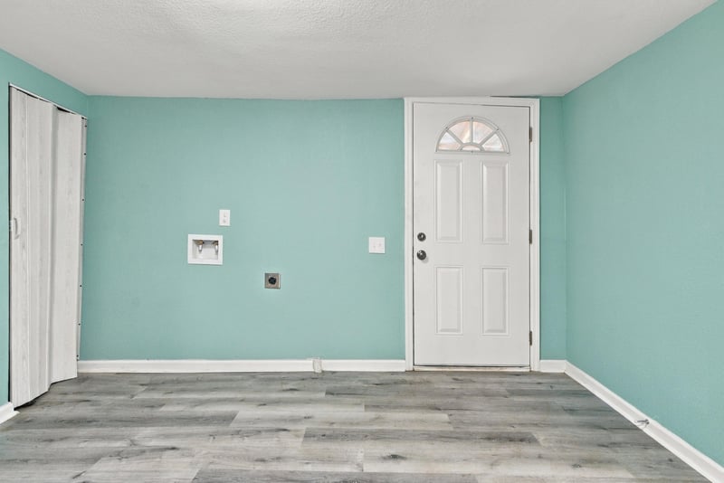Empty room with entry door, photographed by Megapixeler on W 24th St, Jacksonville