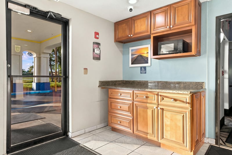 Kitchenette entry view, photographed by Megapixeler on Eldridge Loop, Orange Park