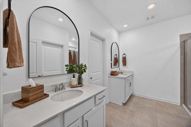 Primary bathroom vanity with round mirror at 93 Lochloosa Ct, St. Johns, FL 32259