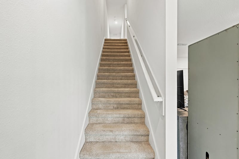 Staircase leading upstairs, photographed by Megapixeler on Haymon Ave, Jacksonville