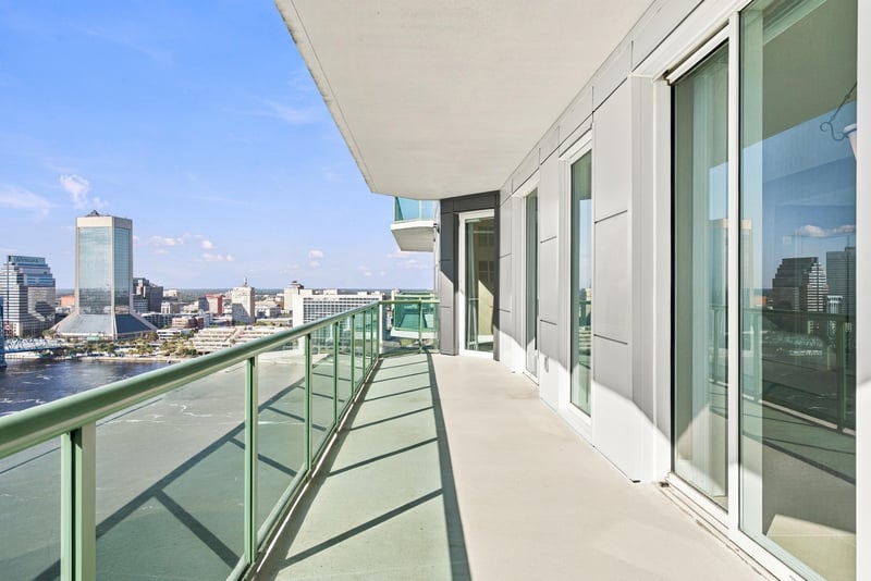 Balcony looking along the riverfront skyline, photographed by Megapixeler on Riverplace Blvd, Jacksonville