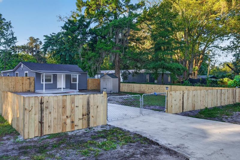Fenced side yard and driveway view, photographed by Megapixeler on Susie St, Jacksonville