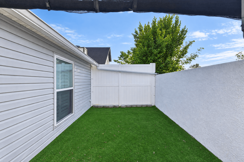 Backyard with turf lawn, photographed by Megapixeler on Birch Run E, Orange Park