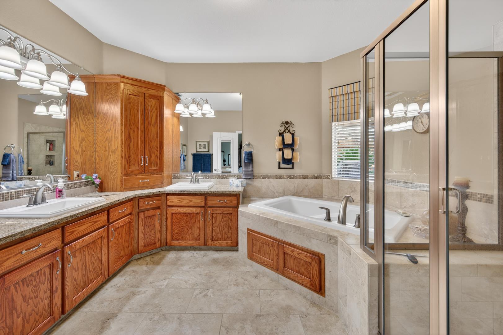 2450 E Fox Glen Ave, photo 35