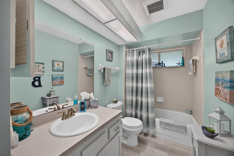 Bathroom with tub-shower combo and green walls at 13514 Las Brisas Way N, Jacksonville, FL