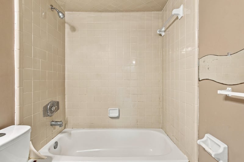 Bathtub and shower detail, photographed by Megapixeler on Blue Teal Ct, Jacksonville