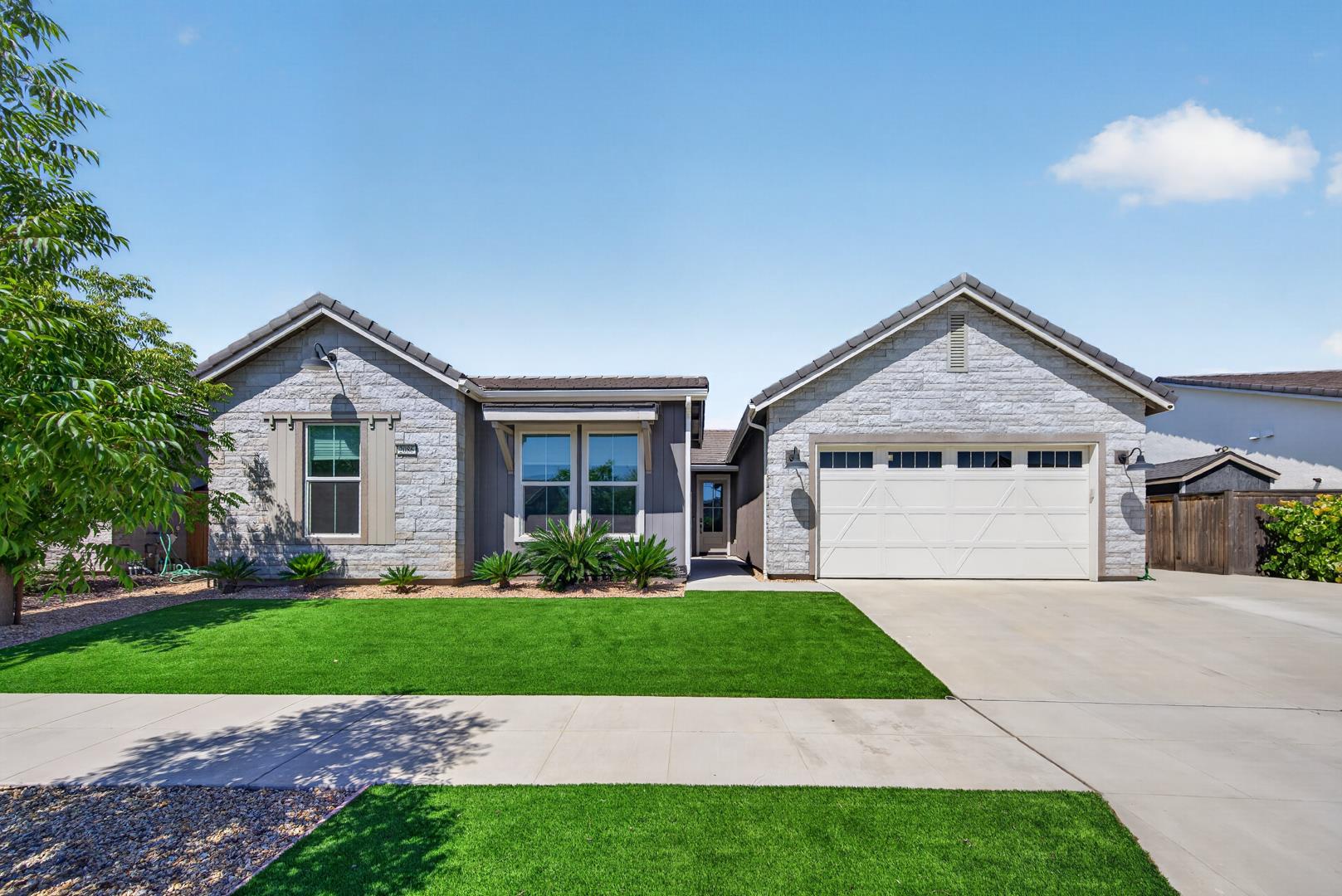 2086 N Phillip Ave, Clovis