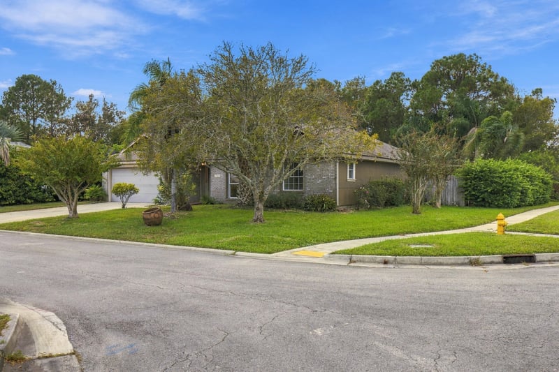 Front exterior from the street, photographed by Megapixeler on Winding Springs Ct, Jacksonville