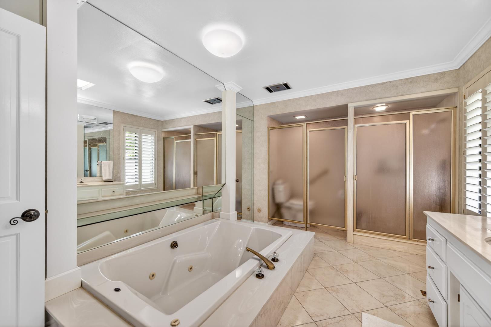5261 N Van Ness Blvd, photo 81