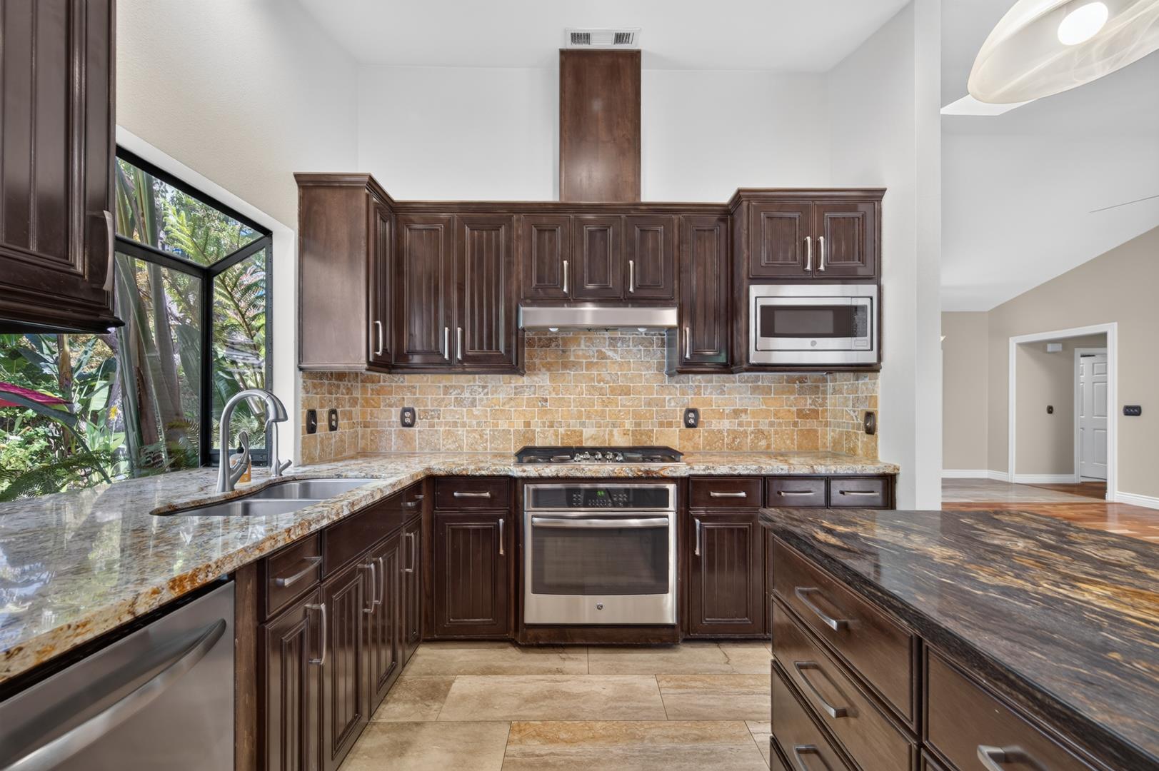 6495 N Vagedes Ave, photo 27