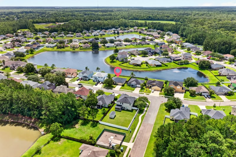 Aerial view of the community and pond in Middleburg