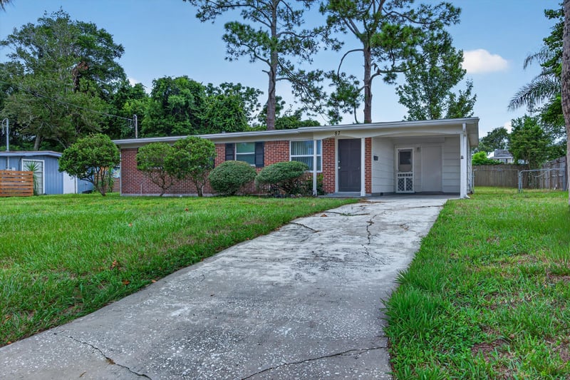 Front exterior with driveway at 87 Saratoga Cir S, Atlantic Beach, FL