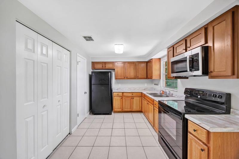 Photo 9 of 2704 Tina Ln, Middleburg, FL 32068, photographed by Megapixeler