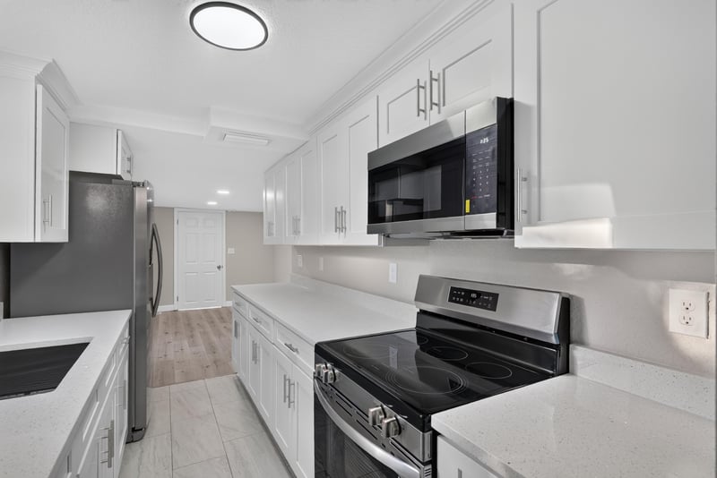 Kitchen range and microwave, photographed by Megapixeler on Susie St, Jacksonville