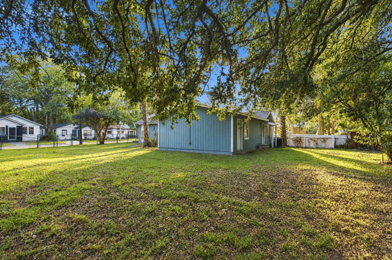 Open yard with mature trees, photographed by Megapixeler on W 24th St, Jacksonville