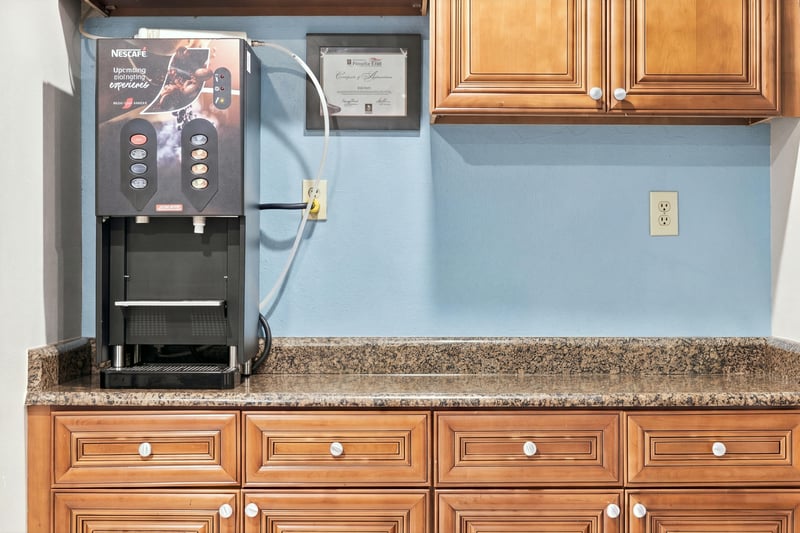 Lobby coffee station, photographed by Megapixeler on Eldridge Loop, Orange Park