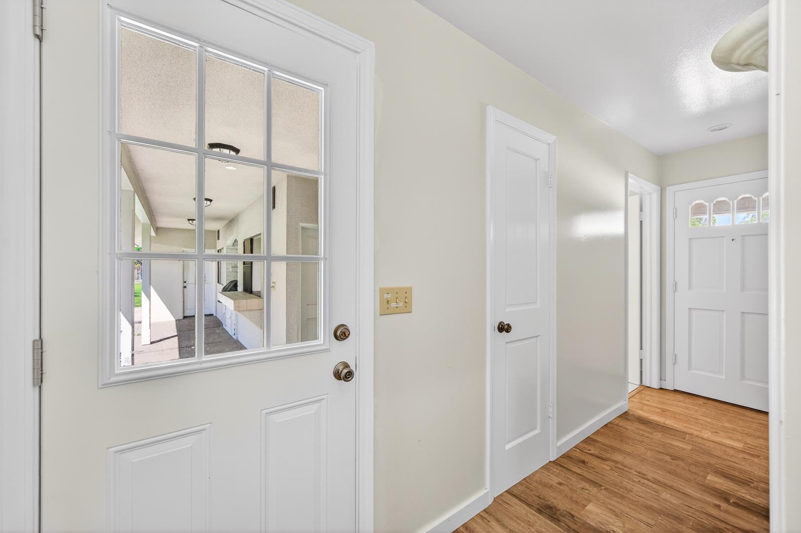 5261 N Van Ness Blvd, photo 47