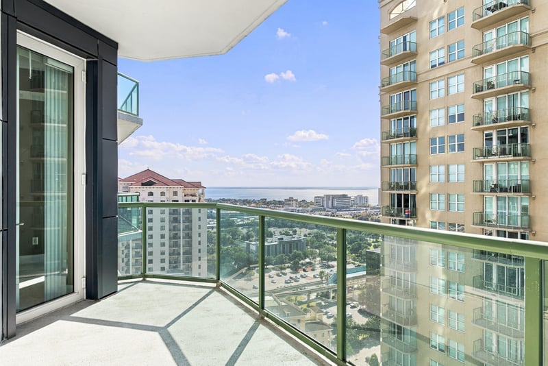 Wraparound balcony with city and river views, photographed by Megapixeler on Riverplace Blvd, Jacksonville