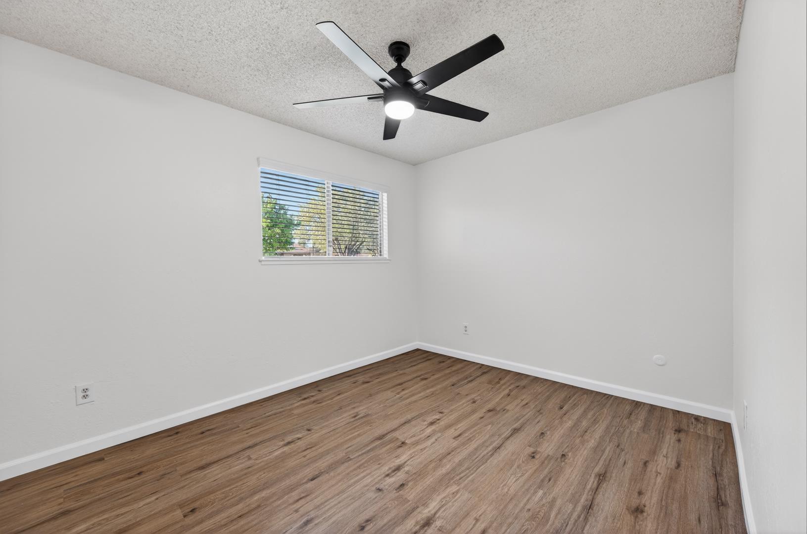 1235 W Dyer Ave, photo 31