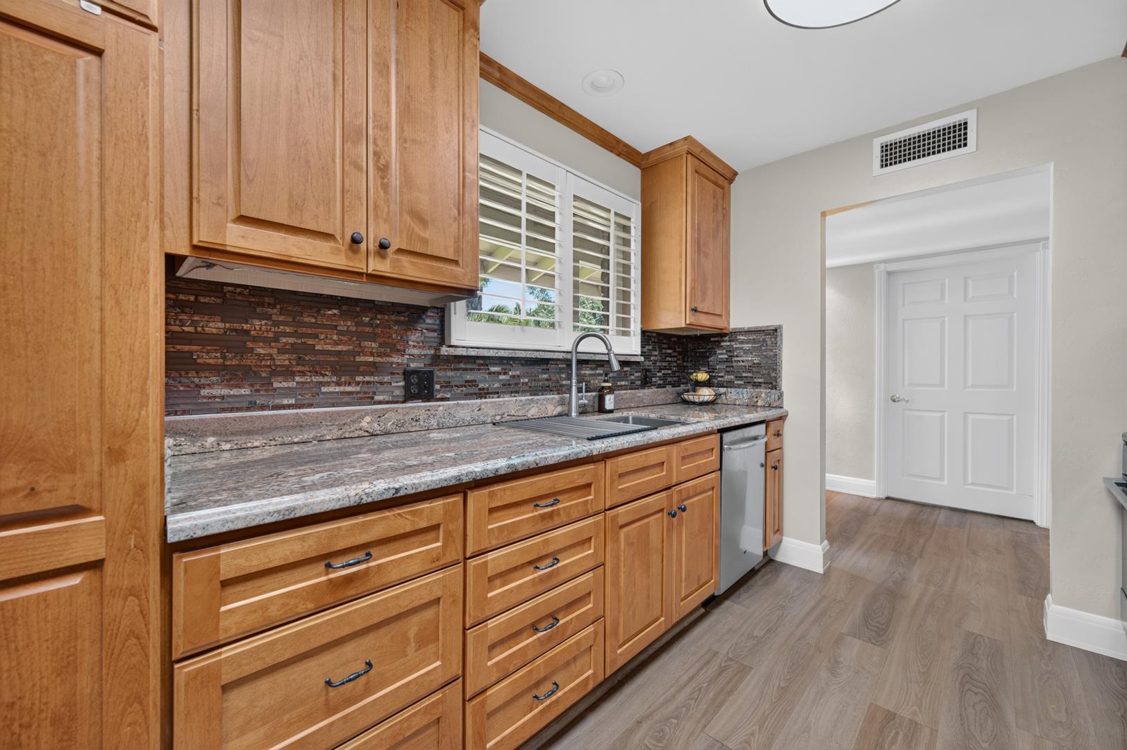 6197 N Fruit Ave, photo 31