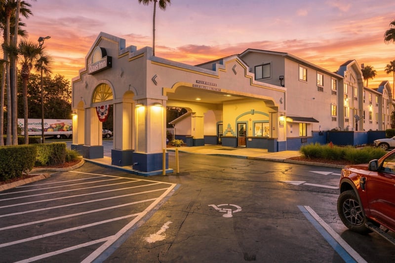 Parking area at day-to-dusk, photographed by Megapixeler on Eldridge Loop, Orange Park