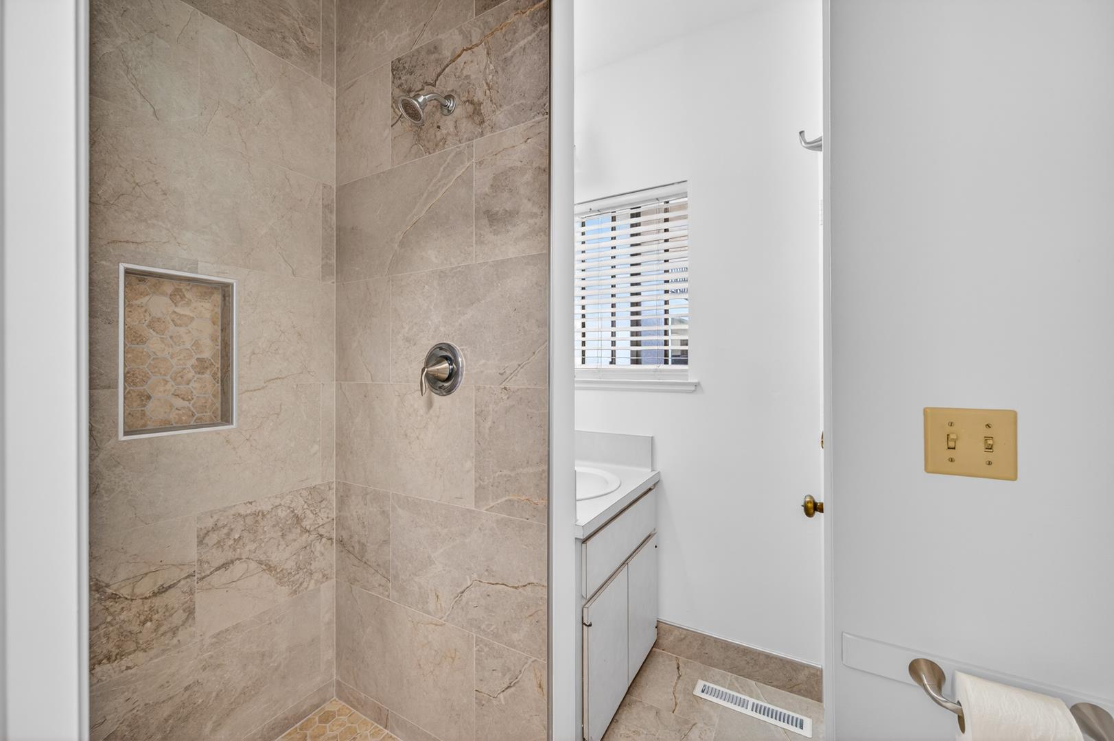 5261 N Van Ness Blvd, photo 45