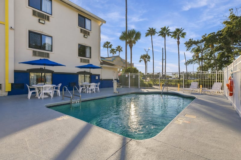Pool area with seating, photographed by Megapixeler on Eldridge Loop, Orange Park