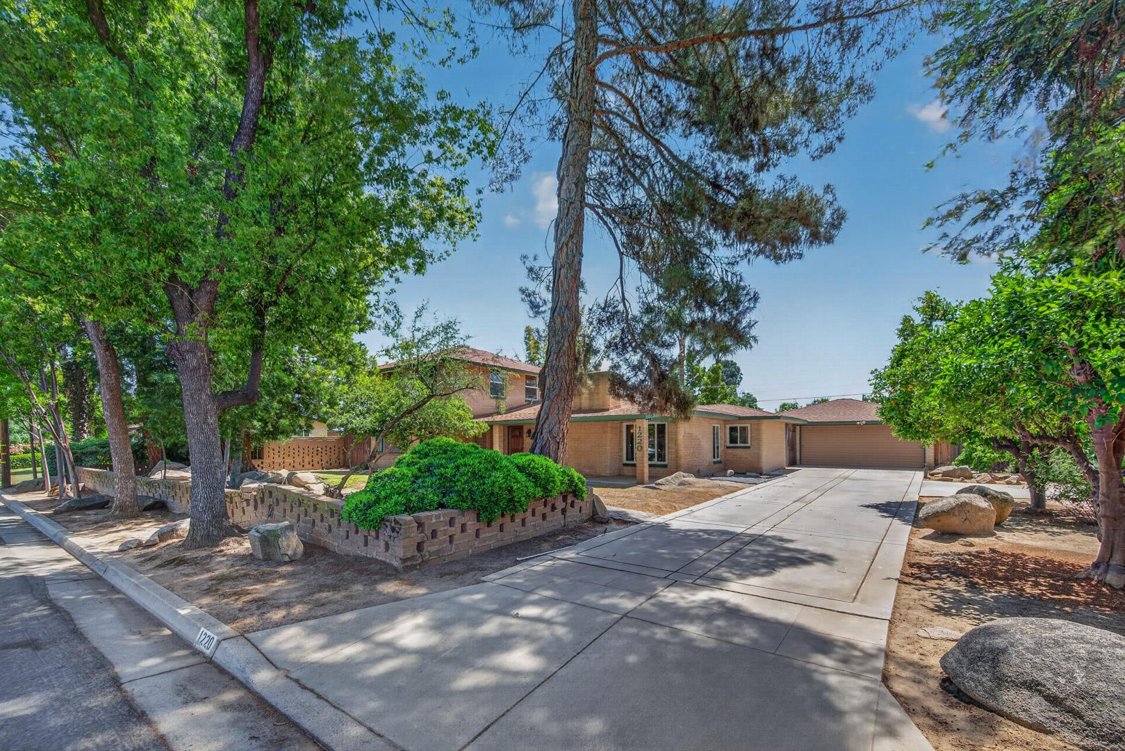 1220 E Sussex Way, Fresno